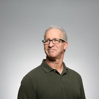 篮球分析师李老师正在分析比赛数据的场景